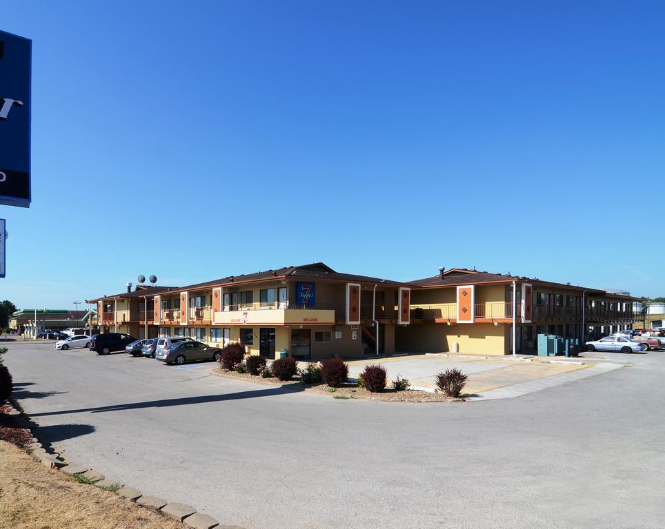 Super 7 Motel Coralville Eksteriør bilde